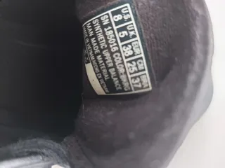 Zapatillas deportivas negras y doradas