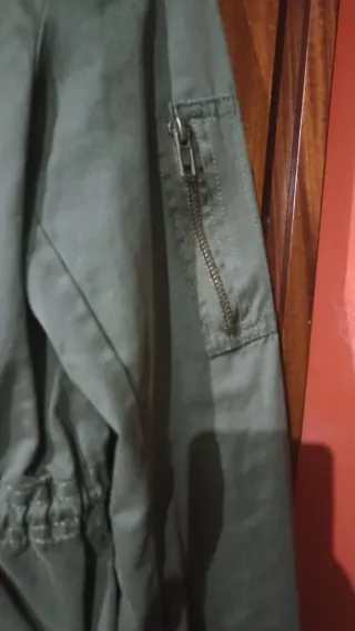 Parka verde con capucha