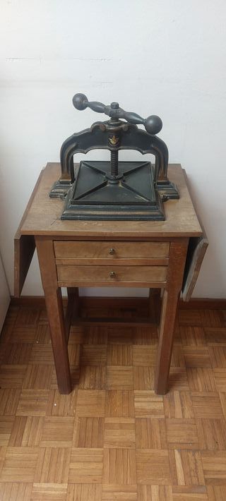 Mesa antigua con prensa