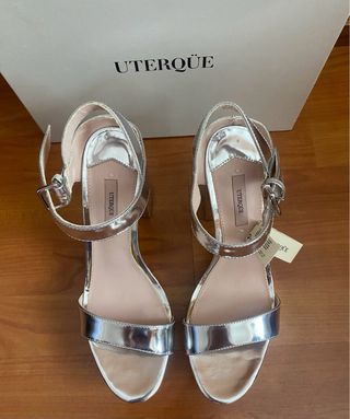 Tacones plateados Uterqüe