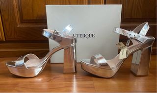 Tacones plateados Uterqüe