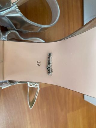 Tacones plateados Uterqüe