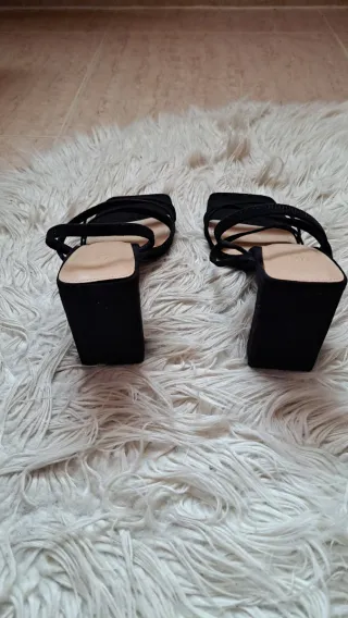 Sandalias tacón negras tiras finas