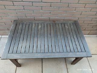 Mesa auxiliar de jardín de madera de acacia.