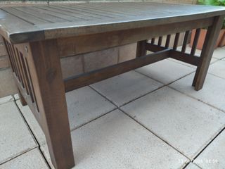 Mesa auxiliar de jardín de madera de acacia.