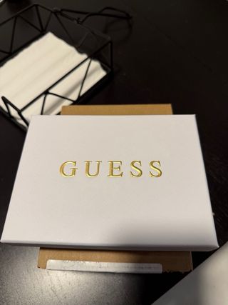 Cartera Guess Idra Negra con detalles dorados