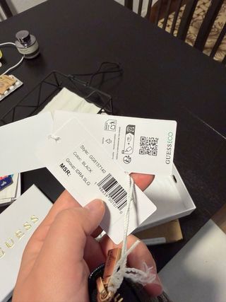 Cartera Guess Idra Negra con detalles dorados