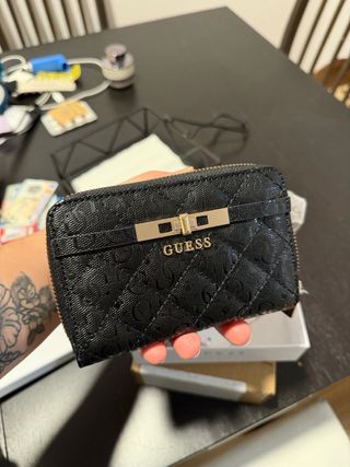 Cartera Guess Idra Negra con detalles dorados