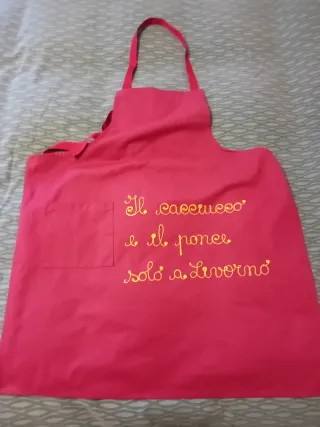 Grembiule rosa con ricamo