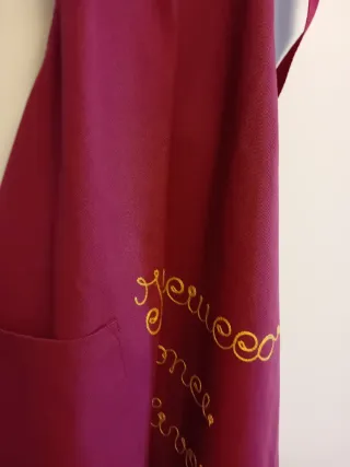 Grembiule rosa con ricamo