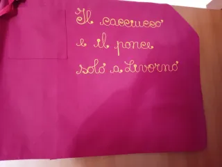 Grembiule rosa con ricamo