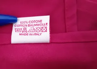 Grembiule rosa con ricamo