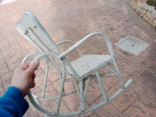 Mecedora antigua de mimbre para niño