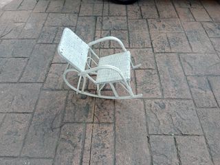 Mecedora antigua de mimbre para niño