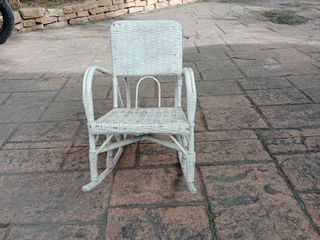 Mecedora antigua de mimbre para niño