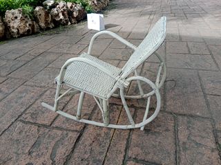 Mecedora antigua de mimbre para niño