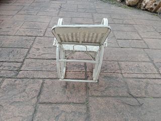 Mecedora antigua de mimbre para niño