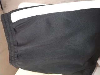 Pantalón chándal negro con banda blanca