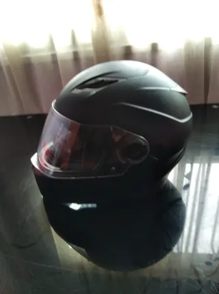 Casco de moto negro con visera