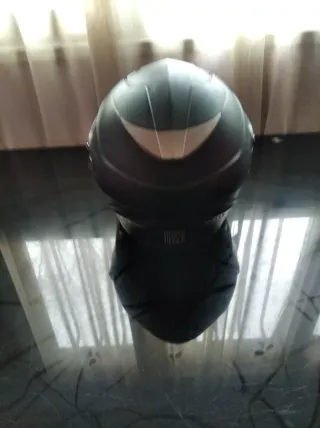 Casco de moto negro con visera