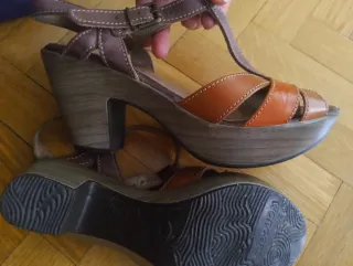 Sandalias de plataforma marrones y naranjas