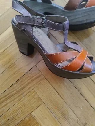 Sandalias de plataforma marrones y naranjas