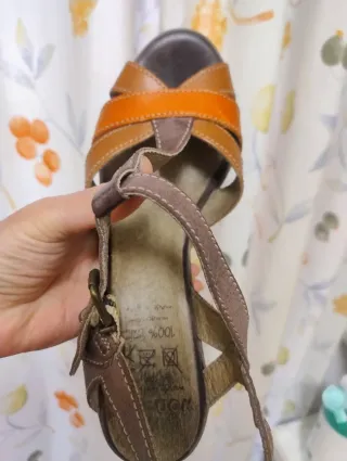 Sandalias de plataforma marrones y naranjas