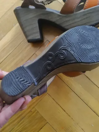 Sandalias de plataforma marrones y naranjas