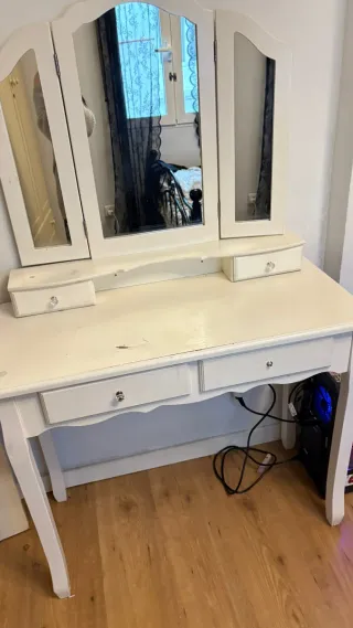 Tocador blanco con espejo tríptico