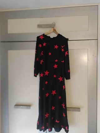 Vestido Negro con Estrellas Rojas