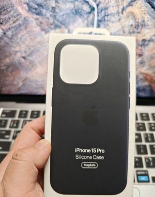 Funda iPhone 15 Pro Silicona MagSafe Negra