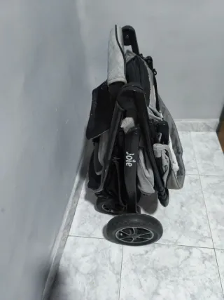Carrito de bebé Joie gris