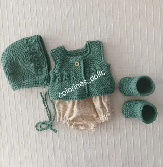 Ropa para muñecos hecha a mano.