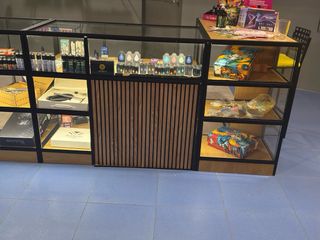 Mostrador de tienda de madera y cristal