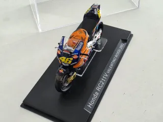 Honda RC211V Valentino Rossi 2002 1:24
