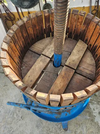 Prensa de vino de madera y metal