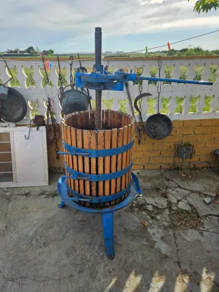 Prensa de vino de madera y metal