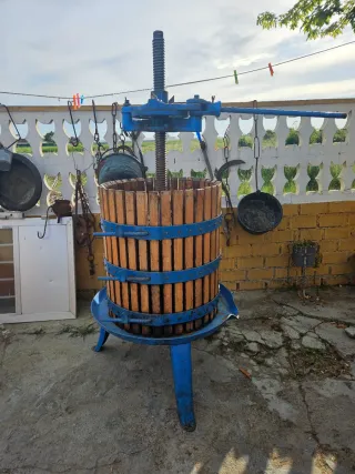 Prensa de vino de madera y metal