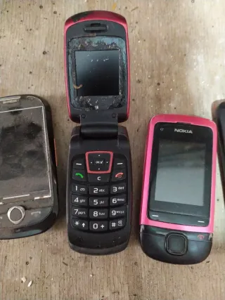 Lotto cellulari vintage guasti