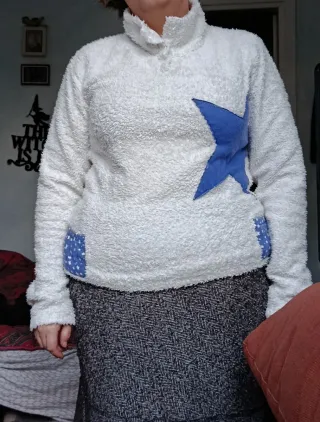 Maglione cozy bianco con stella blu