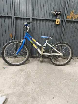 Bicicleta infantil azul y blanca