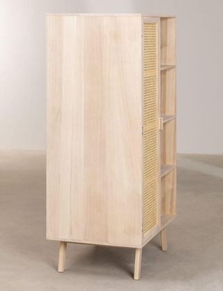 Armario madera natural puerta ratán