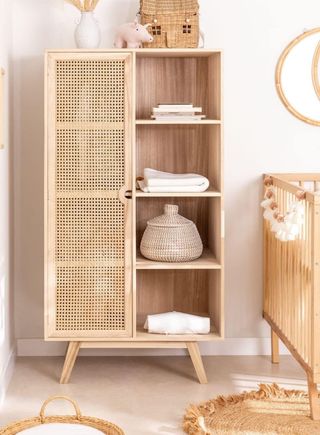 Armario madera natural puerta ratán