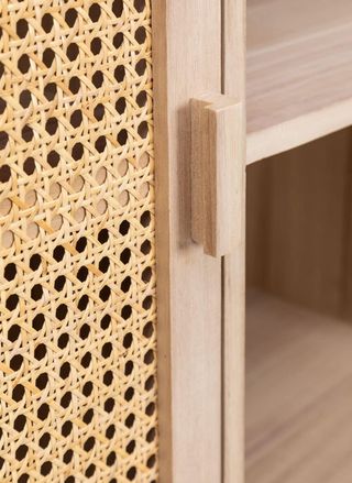 Armario madera natural puerta ratán