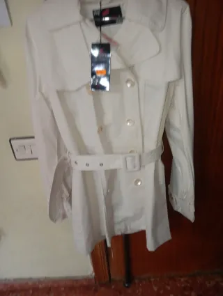 Chaqueta tipo gabardina blanca