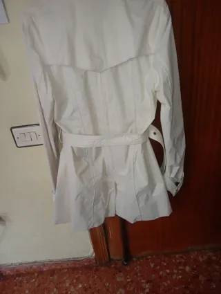 Chaqueta tipo gabardina blanca