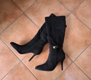 Stivali neri scamosciati fibbia e tacco a spillo