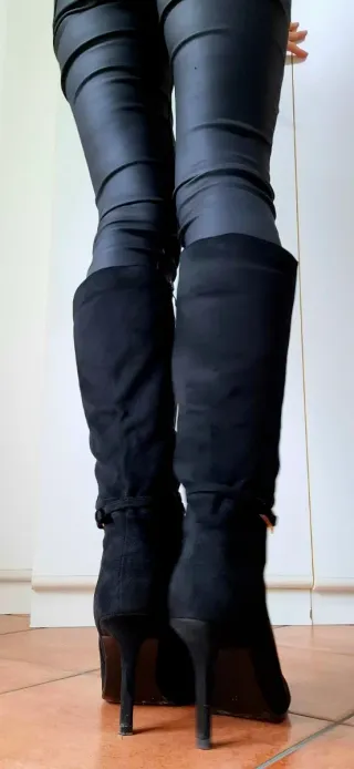 Stivali neri scamosciati fibbia e tacco a spillo