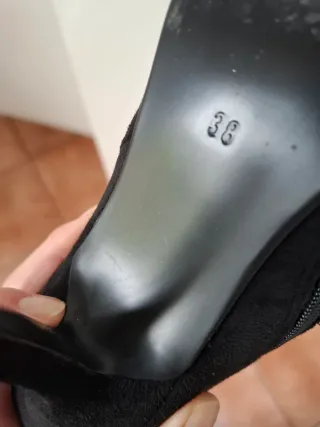 Stivali neri scamosciati fibbia e tacco a spillo