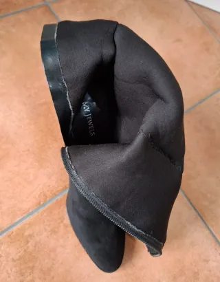 Stivali neri scamosciati fibbia e tacco a spillo